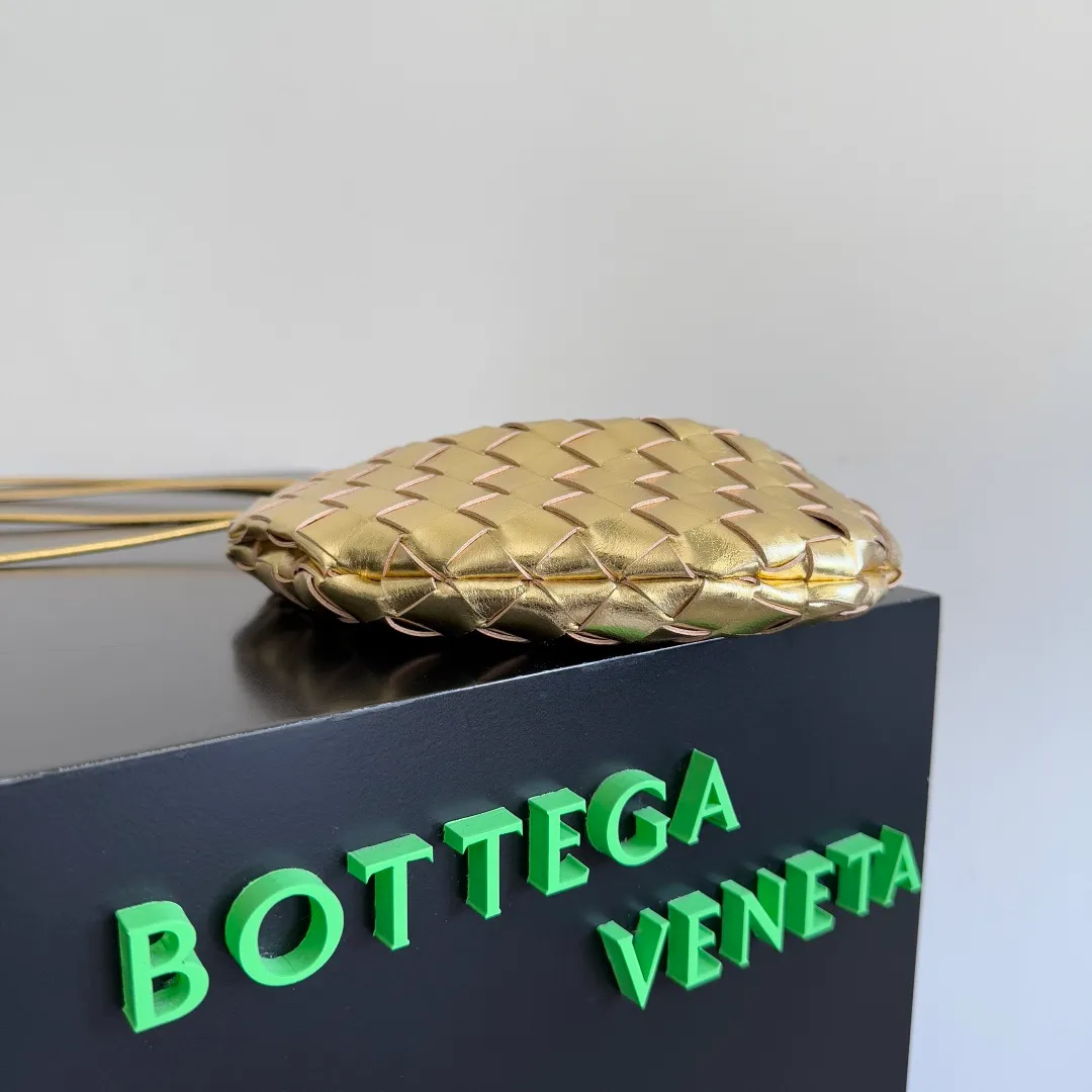 Batch of 1260 BV Mini Sardine is coming‼ ️Super high-end, stainless steel hardware + 24k real gold plating process, fish scales (concave and convex positions) are the finishing touch, the sardine bag that can be carried cross-body is completely beautiful to the heart. The metal element handle and the weaving are perfectly combined to completely integrate the artistic sense and elegance and fashion. It is really like a work of art🏺The large size is elegant, the small size is exquisite and cute, a must-have item for fashionistas, and the details are perfectly reproduced. Style number: 744267 Size 20*12*2.5